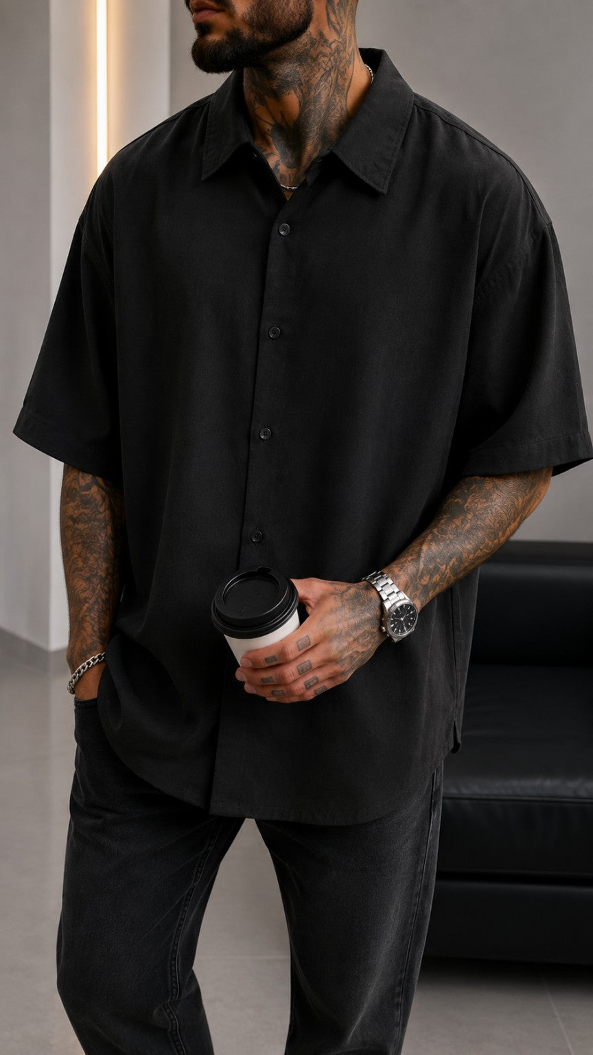 Camisa Oversize ZEAL negra con modelo