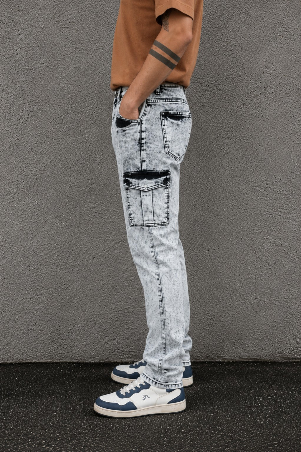 Jean Cargo Washed ZEAL gris - lateral con modelo