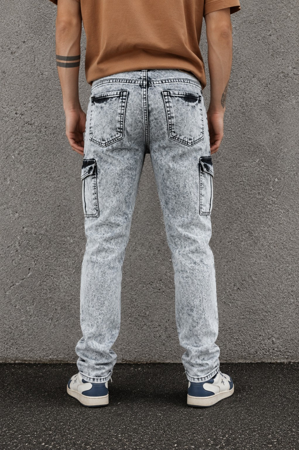Jean Cargo Washed ZEAL gris - trasera con modelo