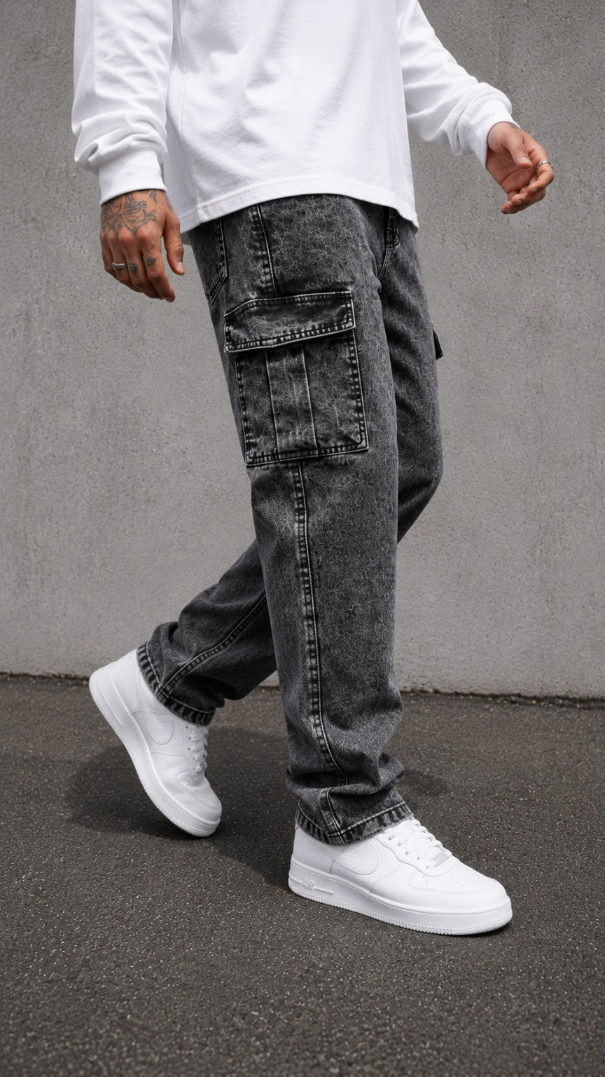 Jean Cargo Washed ZEAL negro prelavado - lateral con modelo